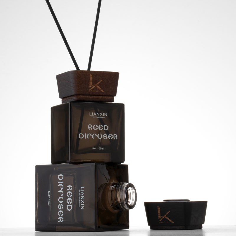 Custom square amber glass reed diffuser bottle with wooden lid 150ml